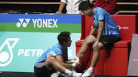 Reaksi Siti Fadia Silva Ramadhanti (kanan) dan Apriyani Rahayu saat mereka mundur karena Fadia cedera dalam pertandingan semifinal Malaysia Open 2023 melawan&nbsp;pasangan China Chen Qing Chen/Jia Yi Fan di Axiata Arena, Bukit Jalil, Kuala Lumpur, Malaysia, Sabtu , 14 Januari 2023. (AP&nbsp;Photo/Kien Huo)