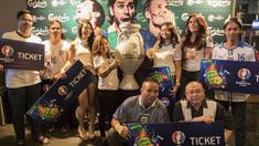 Para pemenang nonton langsung Euro 2016 bersama Carlsberg foto bersama usai pengumuman di Hard Rock Cafe, Jakarta, Rabu (27/4/2016). (Bola.com/Vitalis Yogi Trisna)