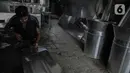 Perajin menyelesaikan pembuatan perabot dapur di Jalan Dewi Sartika, Cawang, Jakarta, Minggu (17/12/2019). Kawasan yang dulunya terkenal sebagai sentra industri pembuatan kompor minyak di Jakarta itu sekarang telah beralih menjadi perajin perabot dapur. (Liputan6.com/Faizal Fanani)