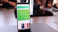Menjajal asisten virtual Bixby di Samsung Galaxy S8. (Liputan6.com/Iskandar)
