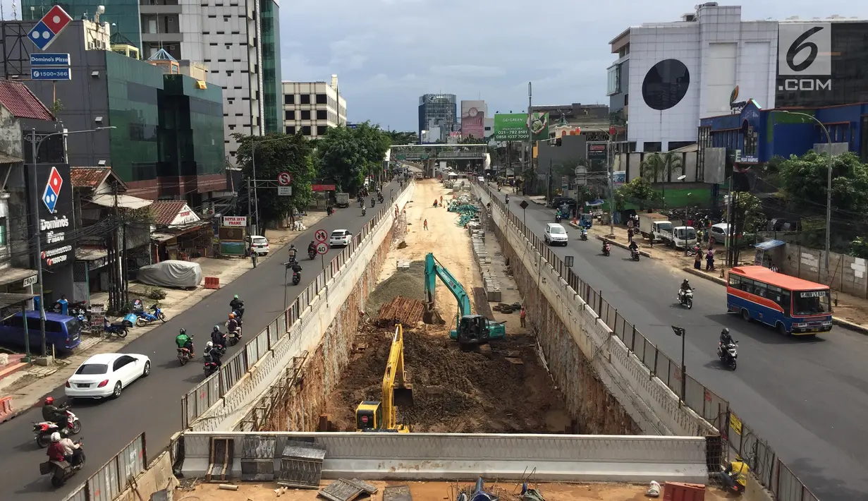 Alat berat dioperasikan untuk mengerjakan pembangunan proyek underpass Mampang-Kuningan, Jakarta, Senin (29/1). Underpass dengan panjang 860 meter ini kemungkinan besar baru bisa rampung pada April 2018 mendatang. (Liputan6.com/Immanuel Antonius)