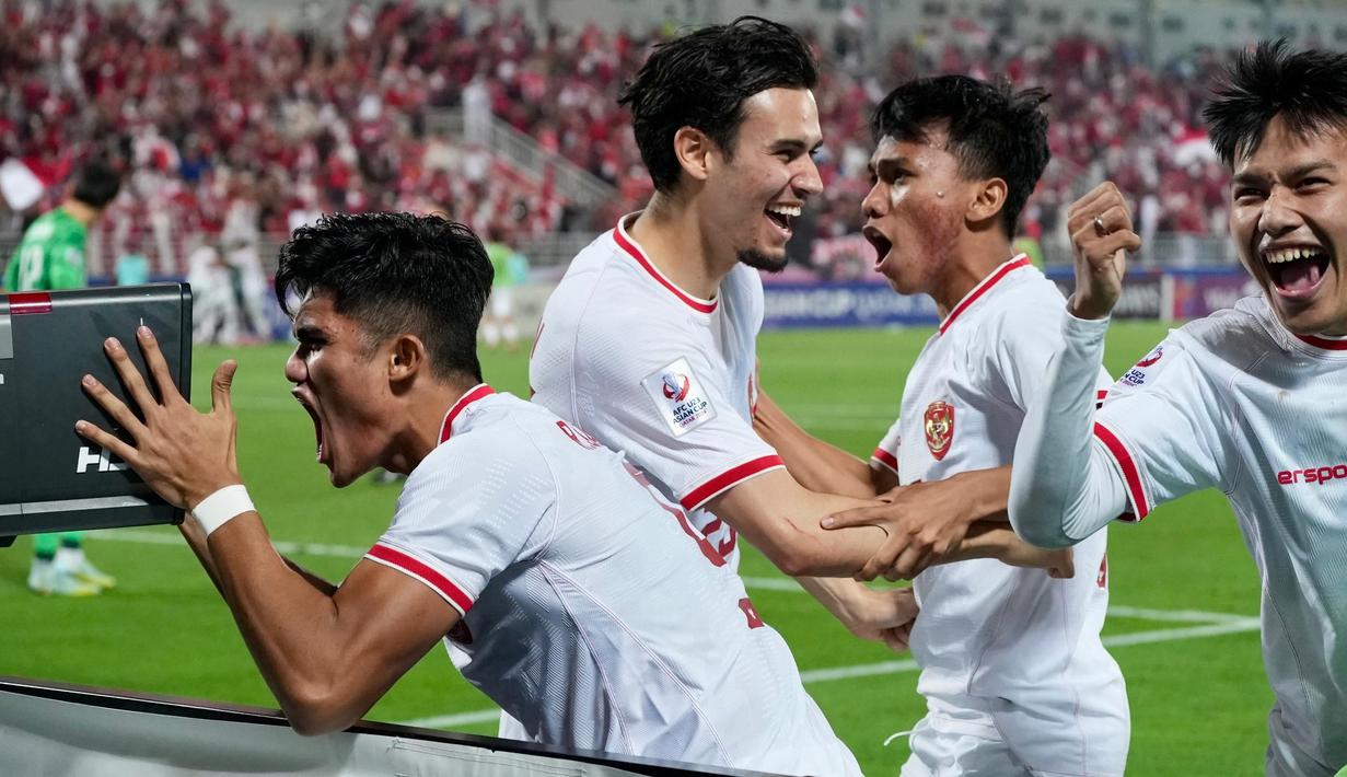 <p>Pemain Timnas Indonesia U-23, Ramadhan Sananta (kiri), Nathan Tjoe-A-On, Arkhan Fikri, dan Witan Sulaeman meluapkan kegembiraannya setelah menang atas Korea Selatan U-23 pada laga perempat final Piala Asia U-23 2024 di Abdullah bin Nasser bin Khalifa Stadium, Qatar, Jumat (26/04/2024) WIB. Skuad Garuda Muda menang dengan skor 11-10 melalui babak adu penalti. (Dok. PSSI)</p>