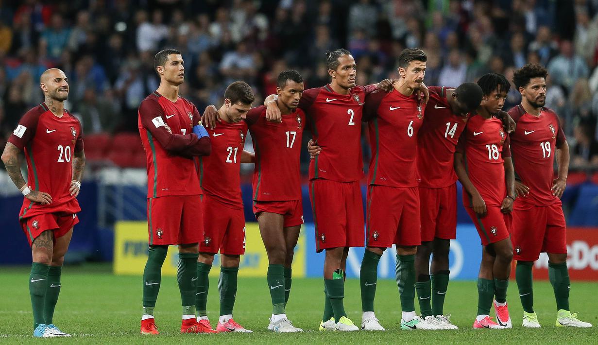 Para pemain Portugal tampak kecewa usai disingkirkan Cile dari semifinal Piala Konfederasi di Kazan Arena, Kazan, Rabu (28/6/2017). Portugal kalah adu penalti 0-3 dari Cile. (EPA/Mario Cruz)