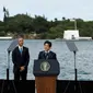PM Jepang Shinzo Abe dan Presiden Barack Obama di USS Arizona Memorial, Pearl Harbor (Reuters)