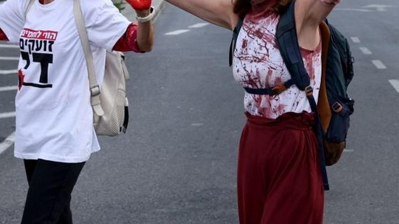 Selain itu, mereka juga melakukan aksi blokir jalan raya. Foto: REUTERS / Marko Djurica<br>