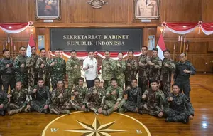 Seskab Sebut 17 Penerjun Kopassus Siap Beraksi di Langit Istana