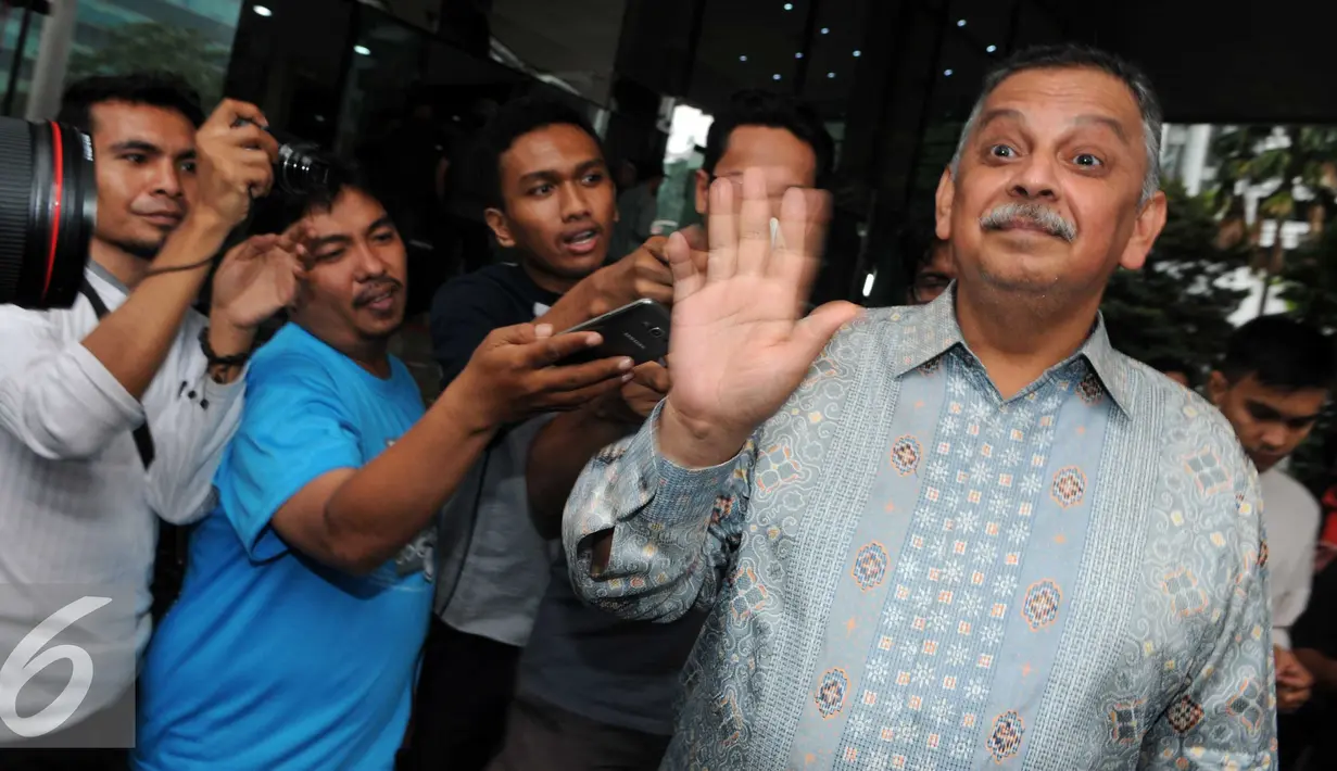 Dirut PT PLN, Sofyan Basir menyapa wartawan usai mendatangi KPK, Jakarta, Senin (30/5/2016). Kedatangan Sofyan meminta pengawasan KPK terkait proyek listrik 35.000 MW. (Liputan6.com/Helmi Afandi)