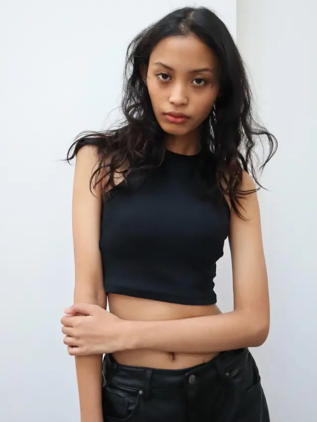 6 Potret Nafa Salvana, Model Asal Karawang yang Tampil di Milan Fashion Week