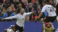 Pemain Manchester United, Wayne Rooney (kiri) merayakan gol yang dicetaknya saat laga melawan Liverpool di Stadion Anfield, Liverpool, (17/1/ 2016).  (AFP Photo/Paul Ellis)