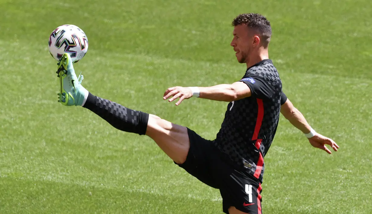 Gelandang Kroasia, Ivan Perisic mengontrol bola saat bertanding melawan Inggris pada pertandingan grup D Euro 2020 di stadion Wembley di London, Minggu (13/6/2021). Inggris menang tipis atas Kroasia dengan skor 1-0. (AP Photo/Justin Tallis, Pool )