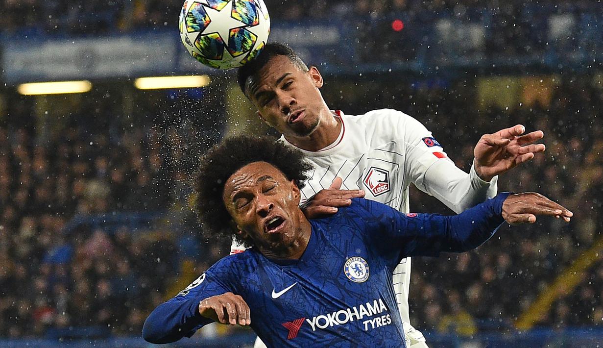 Pemain Chelsea Willian (kiri) berebut bola dengan pemain Lille Gabriel dos Santos Magalhaes pada pertandingan Grup H Liga Champions di Stadion Stamford Bridge, London, Inggris,  Selasa (10/12/2019). Chelsea menang 2-1 dan lolos ke babak 16 besar Liga Champions. (Glyn KIRK/AFP)