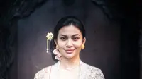 4 Potret Ariel Tatum Kenakan Kebaya yang Anggun, Cantik, dan Menawan