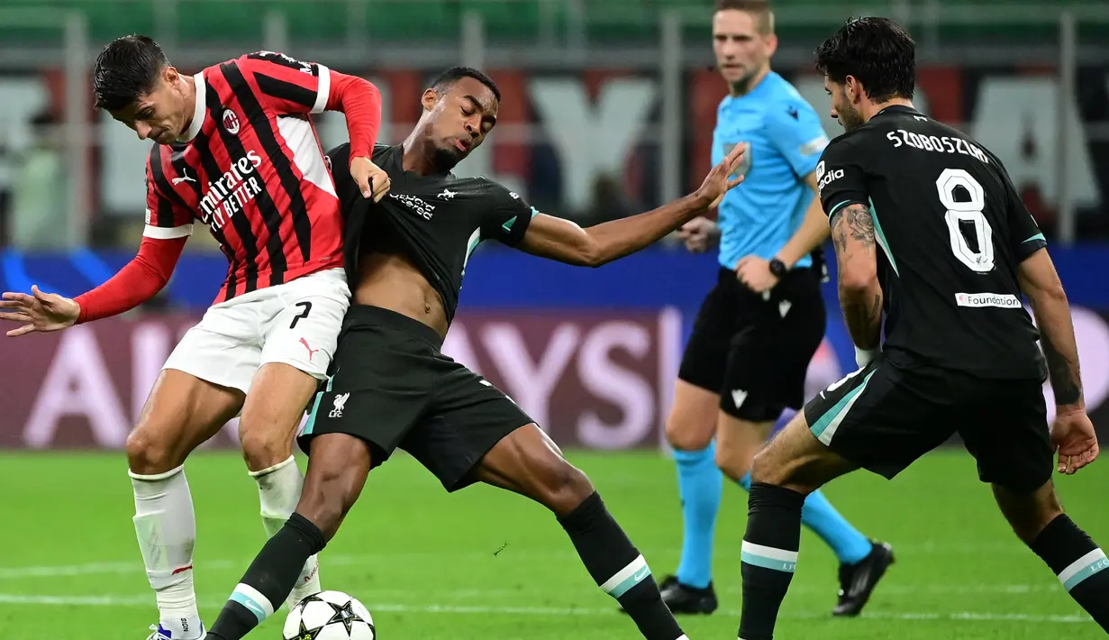 Tertinggal 1-3, AC Milan berusaha mengejar di sisa waktu pertandingan. Hingga laga usai, skor tidak berubah 3-1 untuk kemenangan Liverpool. (PIERO CRUCIATTI/AFP)