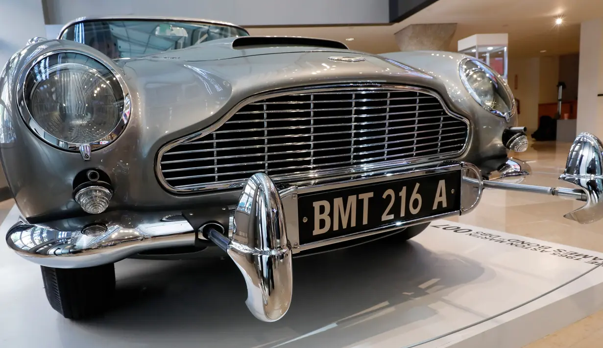 Plat nomor Mobil Aston Martin DB5 dalam film James Bond 1965 yang ditampilkan di rumah lelang Sotheby, New York, Senin (29/7/2019). Aston Martin DB5 ini hanya muncul di dua film James Bond Lawas, Goldfinger dan Thunderball. (AP/Richard Drew)