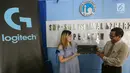 Cluster Category Manager Gaming Logitech Indonesia Representative, Nicole Constance berbincang dengan Kepala Sekolah SMA Al-Azhar 2, Pejaten Abu Hurairah pada penyerahan perlengkapan e-lab berupa mouse, keyboard dan headset di SMA Al-Azhar 2 Pejaten, Jakarta, Rabu (14/8/2019). (Liputan6.com/HO/Ady)