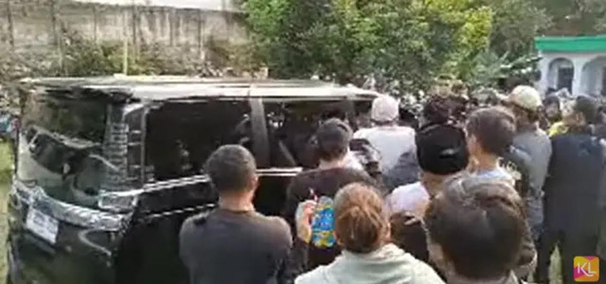 10 Potret Suasana Pemakaman Mpok Alpa, Diiringi Tangis Keluarga dan Sahabat