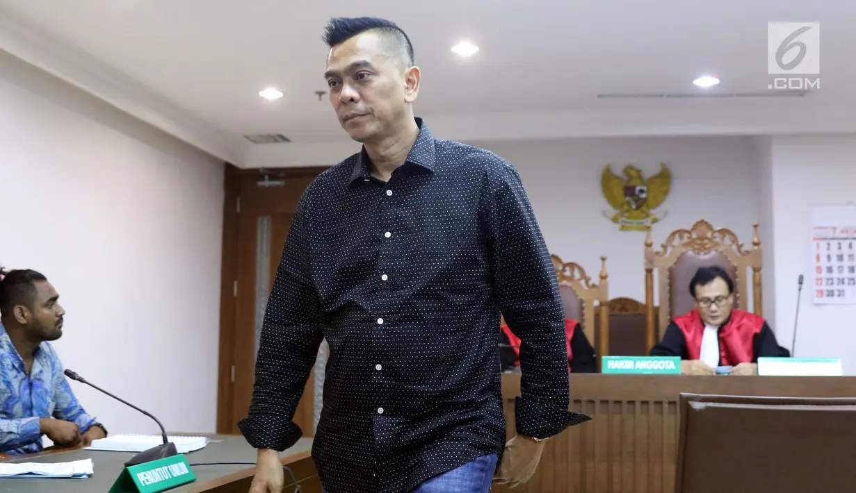 Mantan anggota DPRD DKI Jakarta, Mohamad Sanusi usai menjalani sidang lanjutan Peninjauan Kembali (PK) di PN Jakarta Pusat, Rabu (25/7/2018). Pada persidangan ini kuasa hukum pemohon membacakan kesimpulan pengajuan PK. (Liputan6.com/Helmi Fithriansyah)