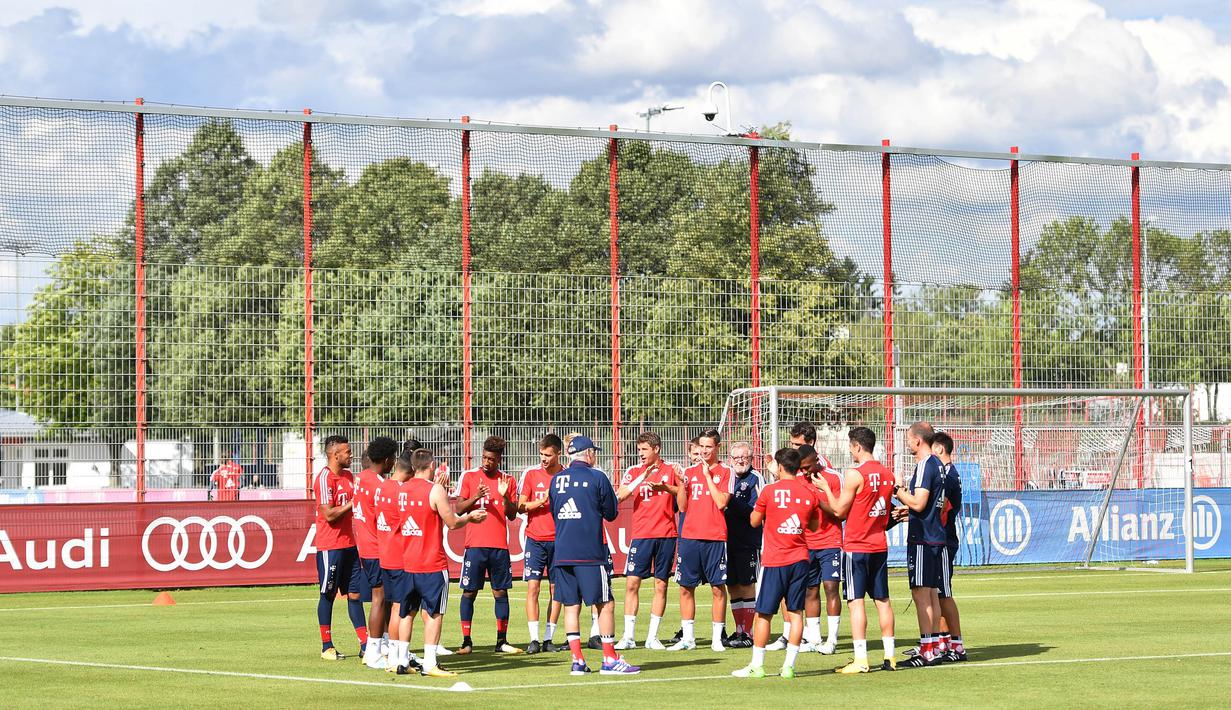 Para pemain Bayern Munchen mengikuti latihan perdana yang dipimpin oleh pelatih Carlo Ancelotti di Munchen, Rabu (12/7/2017). (EPA/Lukas Barth)