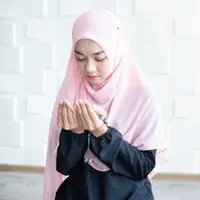 Ilustrasi Muslimah Berdoa Credit: shutterstock.com