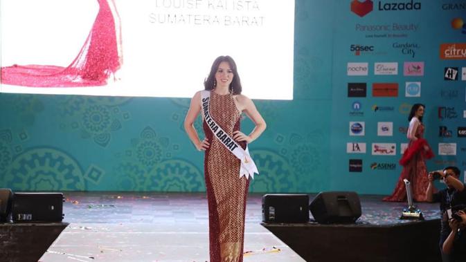 Pemenang Kedua Best Evening Gown Puteri Indonesia Sumatera Barat 2020 Kalista Iskandar. (dok. Instagram @officialputeriindonesia/https://www.instagram.com/p/B9Jf_cYFS5z/Adhita Diansyavira)