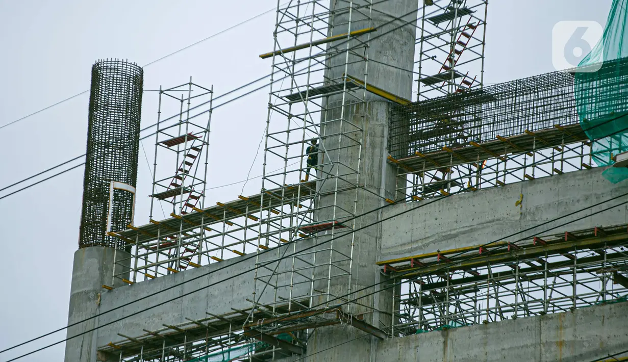 Aktivitas pekerja proyek pembangunan Jakarta International Stadium atau Stadion BMW di kawasan Papanggo, Tanjung Priok, Jakarta, Senin (18/1/2021). Progres pembangunan Jakarta International Stadium atau Stadion BMW ditargetkan rampung pada Oktober 2021. (Liputan6.com/Faizal Fanani)