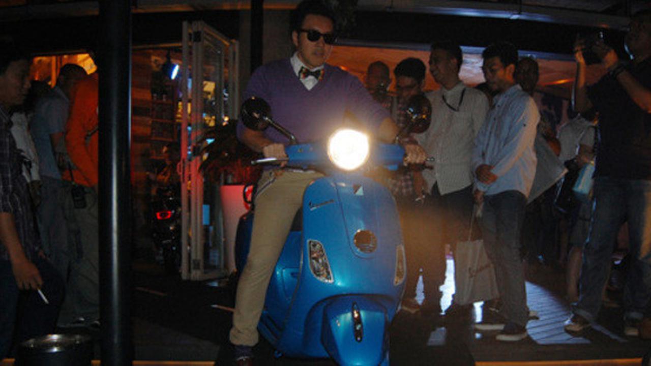 Vespa (by Nazar Ray)
