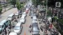 Kendaraan terjebak kemacetan di depan Pasar Pramuka, Jakarta, Senin (16/3/2020). Pasar Pramuka diserbu pembeli yang mencari masker guna mengantisipasi virus Corona Covid-19, membuat sebagian badan jalan dimanfaatkan sebagai parkiran sehingga menyebabkan kemacetan panjang. (merdeka.com/Iqbal Nugroho)