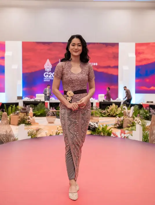 Prisia Nasution mengenakan dua look kebaya Bali sekaligus saat hadir di G20. Keduanya dipadukan dengan selendang lengkap dengan grunge berwarna emas. [instagram/prisia]
