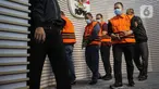 Kepala Kejaksaan Negeri (Kajari) Bondowoso Jawa Timur Puji Triasmoro (kedua kanan) usai menjalani pemeriksaan dan penetapan penahanan sebagai tersangka di Gedung Merah Putih Komisi Pemberantasan Korupsi (KPK), Jakarta, Kamis (16/11/2023). (Liputan6.com/Angga Yuniar)
