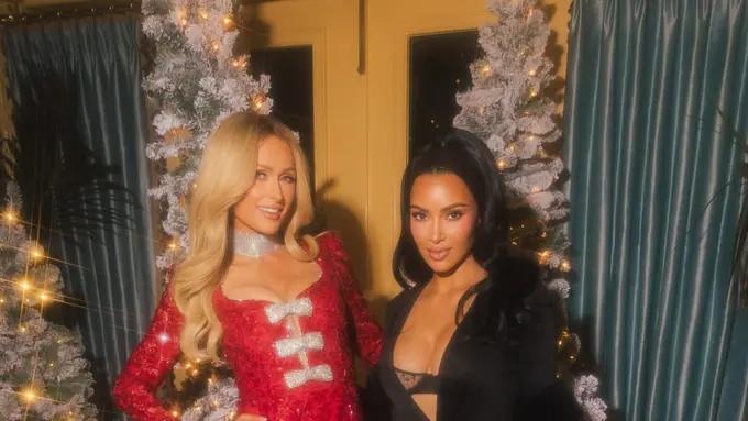 Dulu Sempat Retak, Reuni Ikonik Paris Hilton dan Kim Kardashian Kompak Tampil Glamor di Pesta Natal