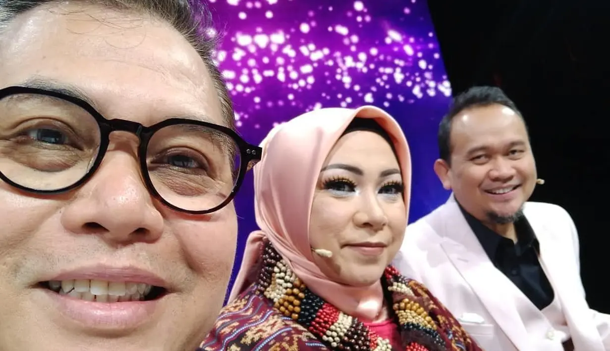 Kang Denny mengaku kaget dengan jawaban dari istrinya. Setelah didesak lagi, baru diketahui uang tersebut digunakan untuk daftar pergi haji. Seperti diketahui, istri Denny Chandra terlebih dulu hijrah.[Instagram/dennych]