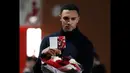 Pemain Real Madrid, Trent Alexander Arnold memberikan penghormatan untuk mendiang Diogo Jota di Anfield, Liverpool, Inggris, Senin, (03/11/2025) waktu setempat, menjelang pertandingan antara Liverpool melawan Real Madrid di Liga Champions. (AP Photo/PA/Peter Byrne)