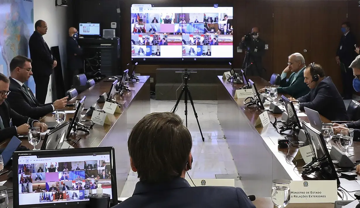 Presiden Brasil Jair Bolsonaro (tengah) saat mengikuti KTT Luar Biasa G20 secara virtual dari Brasilia, Brasil, Kamis (26/3/2020). Para pemimpin dunia mengkoordinasikan respons global terhadap pandemi virus corona COVID-19. (MARCOS CORREA/BRAZILIAN PRESIDENCY/AFP)