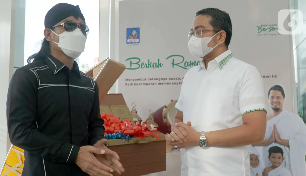 COO ACC Ezar Kumendong berbincang dengan Pengasuh Ponpes Ora Aji Gus Miftah di Jakarta, Sabtu (01/05/2021). ACC mengawali kegiatan Perjalanan Ramadan dengan menyerahkan bantuan untuk anak yatim dan santri pada acara ‘Ponpes Ora Aji Berbagi’ dan 25 yayasan dan anak yatim. (Liputan6.com/Pool/ACC)
