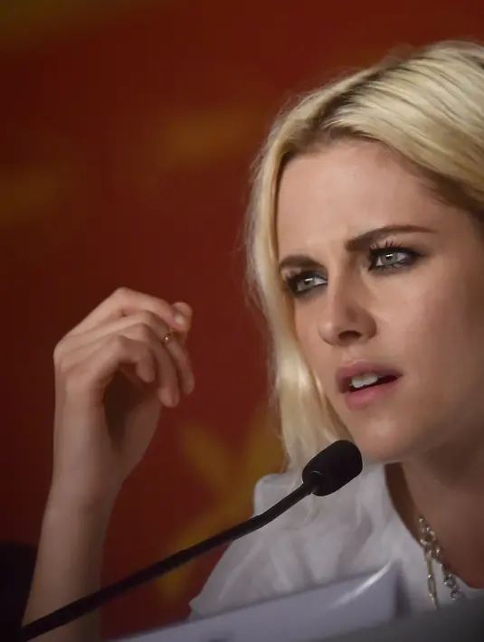 Tentu saja Kristen Stewart terlhat berbeda dari biasanya. Kristen nekat mengubah warna pada rambutnya menjadi pirang. (AFP/Bintang.com)