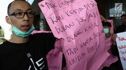 Karyawan Hotel Alexis memprotes penyegelan yang dilakukan Satpol PP di Jakarta Utara, Kamis (29/3). Penutupan terkait kasus dugaan adanya praktek prostitusi dan perdagangan manusia di hotel tersebut. (Liputan6.com/Immanuel Antonius)