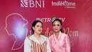 Kris Dayanti rayakan Hari Ibu bersama Puan Maharani. Kris Dayanti kenakan setelan blouse dan rok pink satin yang serasi. Sementara Puan Maharani kenakan setelan blouse dan rok midi dengan sentuhan motif etnik [@krisdayantilemos]
