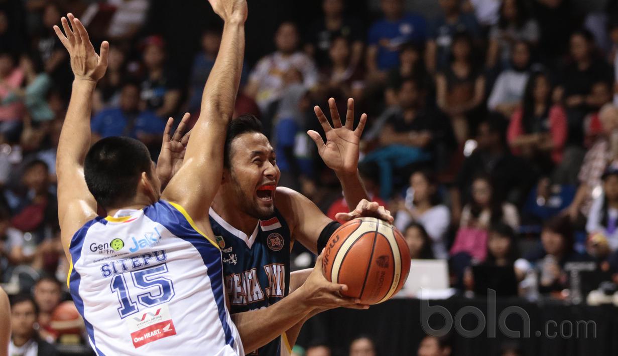 Pemain Satria Muda, Christian Sitepu menghadang pemain Pelita Jaya pada gim kedua final IBL 2017 di di Britama Arena, Kelapa Gading, Sabtu (6/52017). Satria Muda menang 83-63. (Bola.com/Nicklas Hanoatubun)
