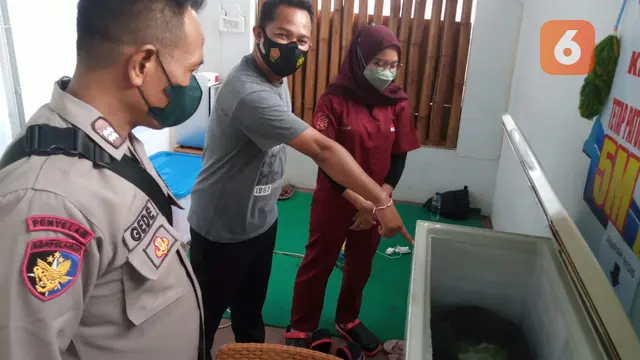 Satpolair Polresta Banyuwangi sidak gerai rapid  Antigen yang diduga membuang sampah bungkus rapid test antigen ke Laut Selat Bali. (Hermawan Arifianto/Liputan6.com)