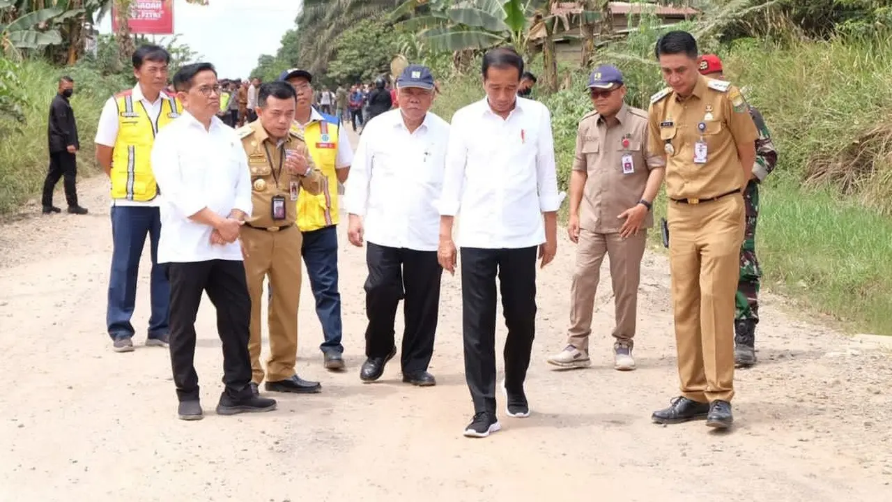 Jokowi Tinjau Jalan Rusak di Jambi