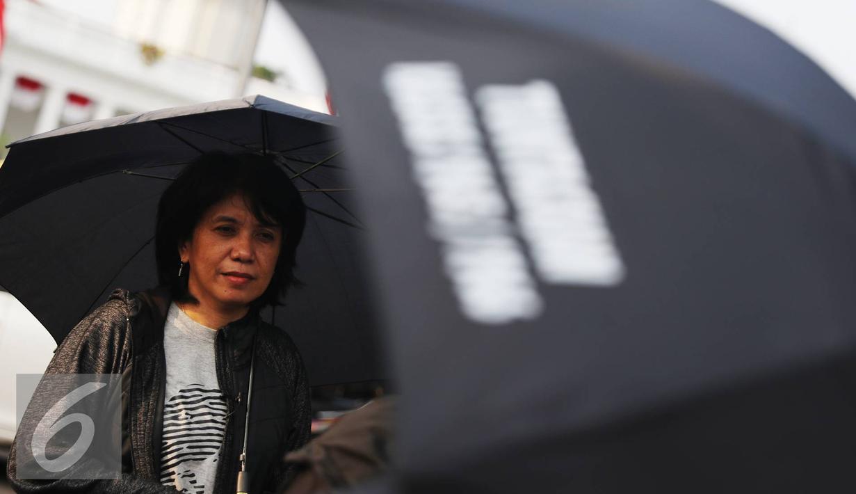   Istri aktivis Munir, Suciwati, bersama Jaringan Solidaritas Korban untuk Keadilan menggelar aksi Kamisan di depan Istana Merdeka, Jakarta, Kamis (8/9). (Liputan6.com/Immanuel Antonius)