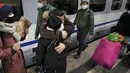 Orang-orang saling berpelukan setelah kedatangan kereta dengan pengungsi Ukraina di stasiun utama di Berlin, Jerman, Selasa (1/3/2022). Diperkirakan 300 orang tiba di Berlin dengan kereta api. Sejumlah relawan kemudian merawat orang-orang yang terdampar. (AP Photo/Michael Sohn)