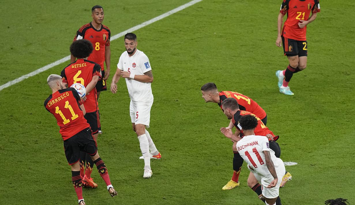 Timnas Kanada berpeluang unggul saat laga baru berlangsung sembilan menit usai wasit memberikan hadiah penalti akibat handball pemain Timnas Belgia, Yannick Carrasco di dalam kotak penalti. (AP/Ariel Schalit)