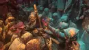 Umat Hindu mengambil bagian dalam pertemuan tradisional selama perayaan Lathmar Holi di sebuah kuil di Barsana, India, Selasa (23/3/2021). Baik pria, wanita, tua, muda, semuanya turun ke jalanan untuk memulai karnaval dengan saling melempar bubuk. (Xavier GALIANA/AFP)