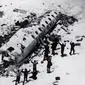 Potret pesawat Uruguay 571 yang tertimbu salju di atas pegunungan Andes setelah bencana penerbangan 1972. (Air Safety #OTD by Francisco Cunha/Twitter)
