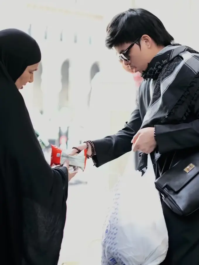 Atta bagi-bagi takjil saat umarah. [Foto: Instagram/attahalilintar]