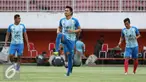 Kapten Gresik United Agus Indra Kurniawan (tengah) memimpin latihan uji lapangan jelang laga Piala Presiden 2017 di Stadion Maguwoharjo, Sleman, Jumat (3/2). Gresik United akan berhadapan dengan Mitra Kukar, Sabtu (4/2). (Liputan6.com/Helmi Fithriansyah)