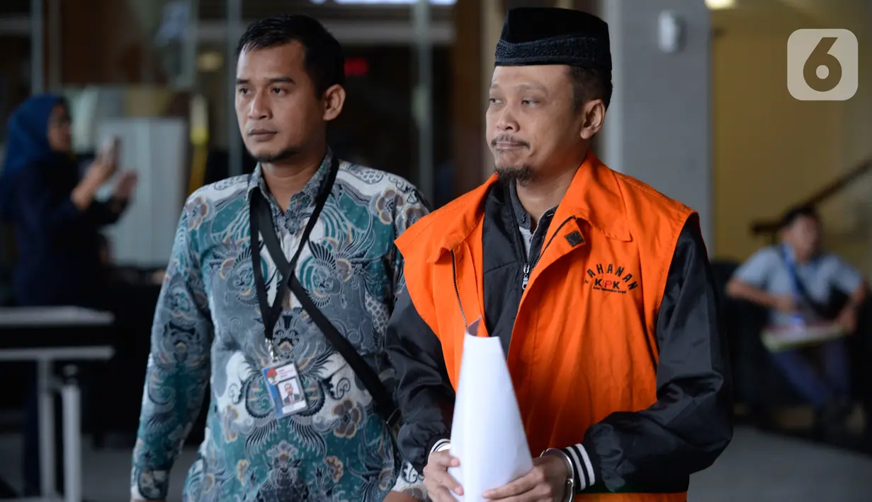 Pejabat Pembuat Komitmen (PPK) di Satuan Kerja Pelaksanaan Jalan Nasional XII Balikpapan, Andi Tejo Sukmono usai pemeriksaan lanjutan di Gedung KPK, Jakarta, Selasa (11/2/2020). Andi diperiksa sebagai tersangka suap pengadaan proyek jalan di Provinsi Kaltim tahun 2018-2019. (merdeka.com/Dwi Narwoko)