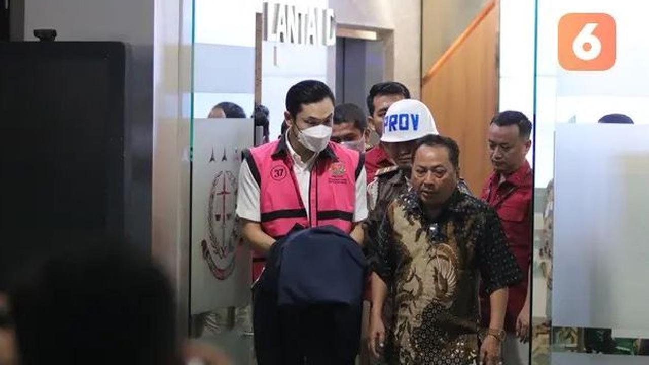 Sementara itu, di belakang layar promosi glamor ini, suaminya ditetapkan sebagai tersangka dalam kasus korupsi tata niaga komoditas timah.