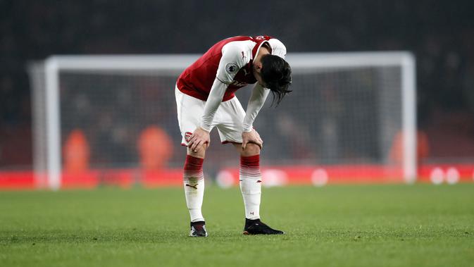 Gelandang Arsenal, Mesut Ozil, tertunduk lesu setelah takluk 1-3 dari Manchester United pada laga pekan ke-15 Premier League 2017-2018 di Emirates Stadium, London, Sabtu (2/12/2017). (AP Photo/Kirsty Wigglesworth)